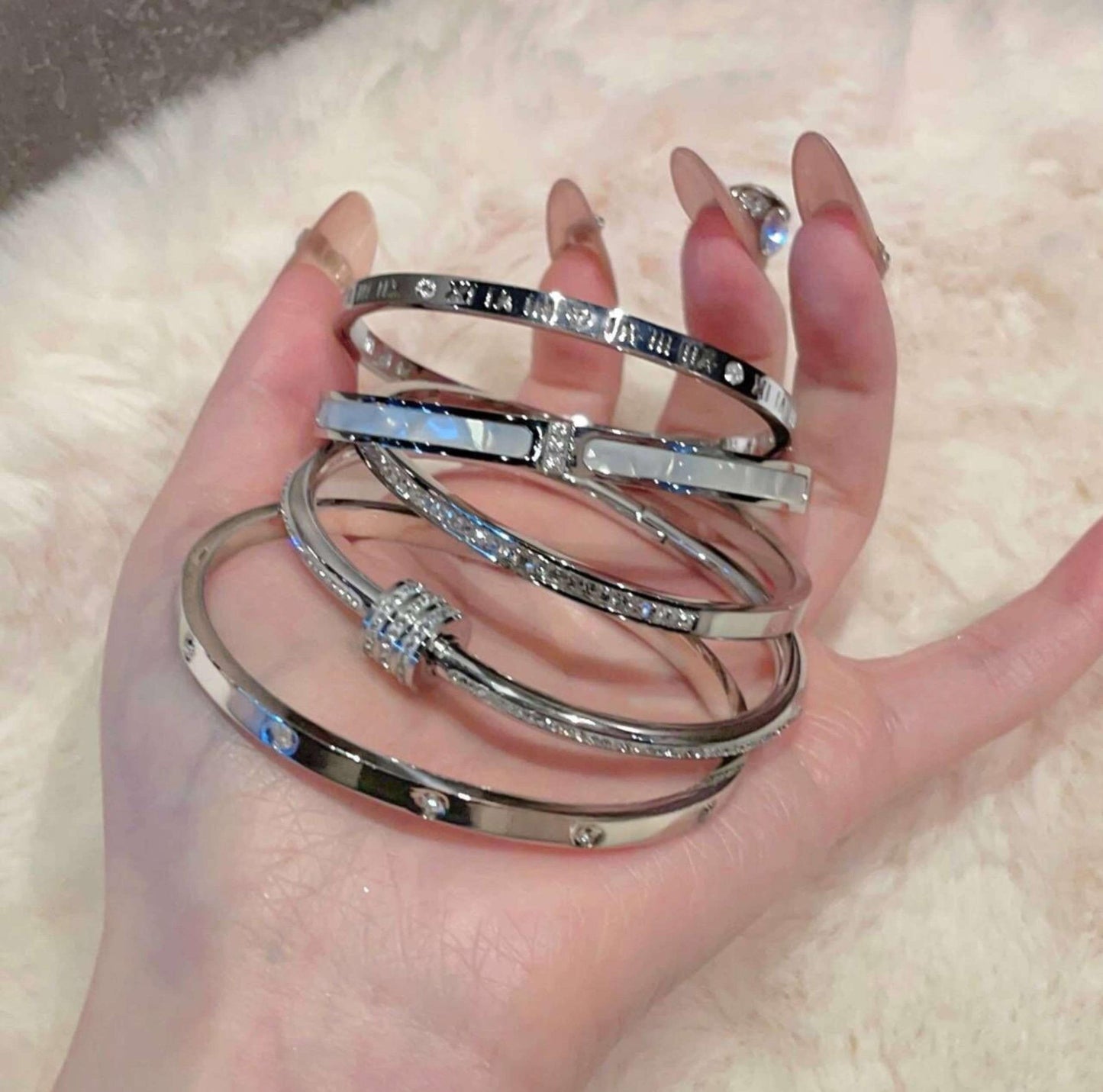 🔥5-Piece Premium Alloy Bracelet Set | Fashionable Timeless Design