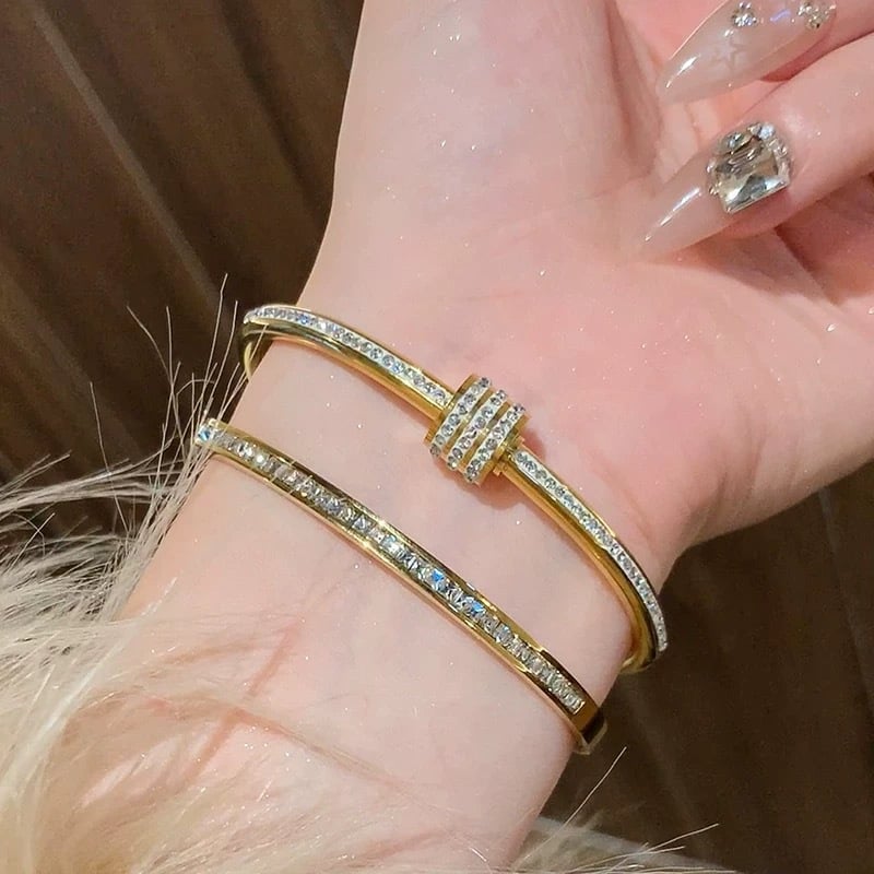 🔥5-Piece Premium Alloy Bracelet Set | Fashionable Timeless Design