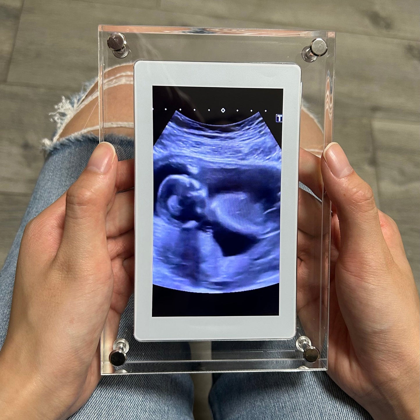 FrameIt - Light Digital Picture Frame for Unforgettable Memories