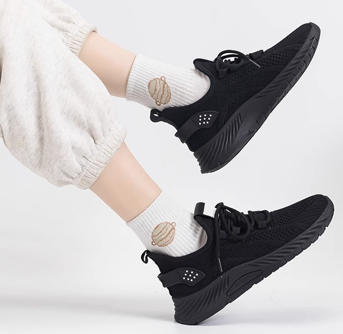 2025 New Thin Breathable Sports Tennis Shoes